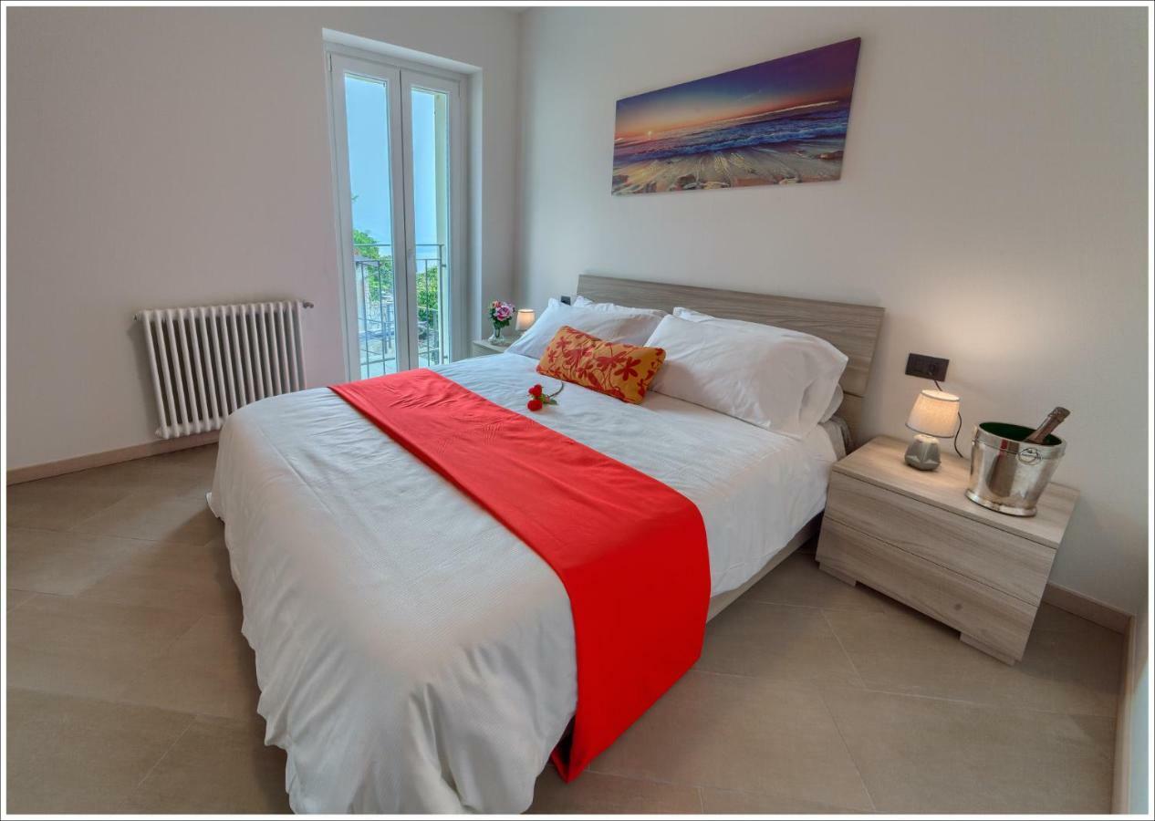 Lake View Terrace Villa Vercana Bagian luar foto