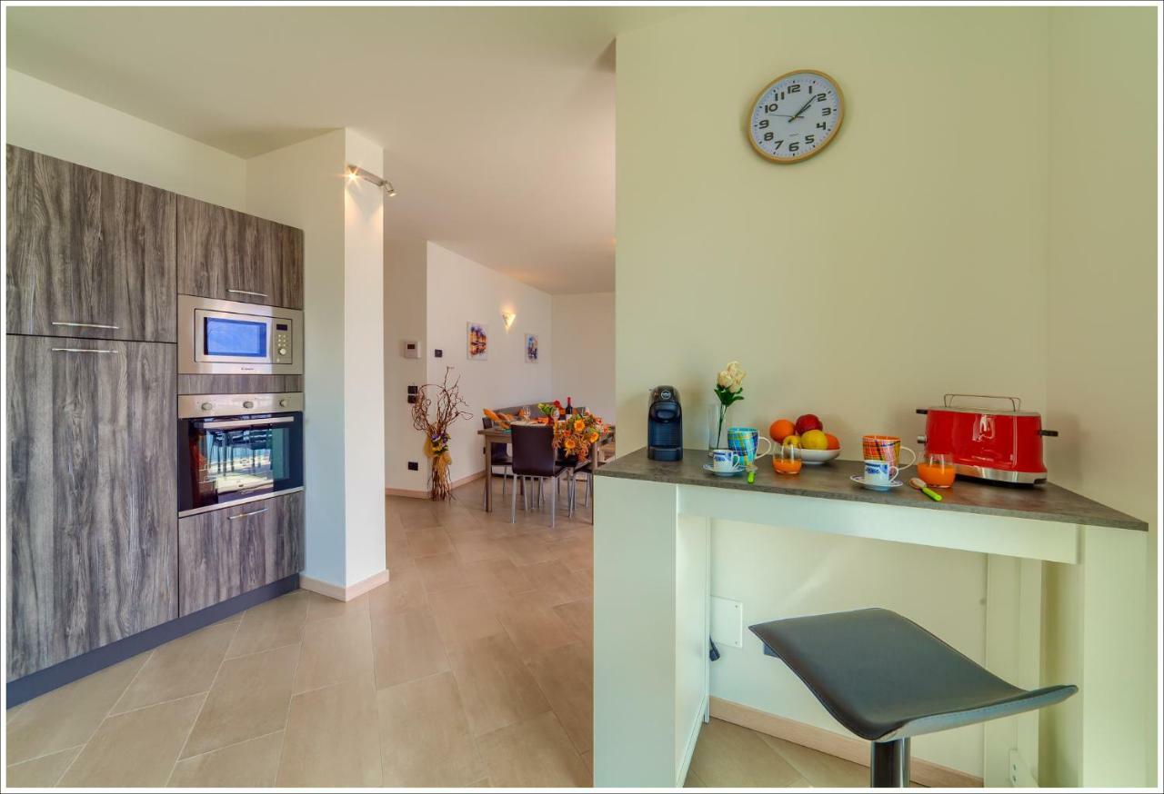 Lake View Terrace Villa Vercana Bagian luar foto